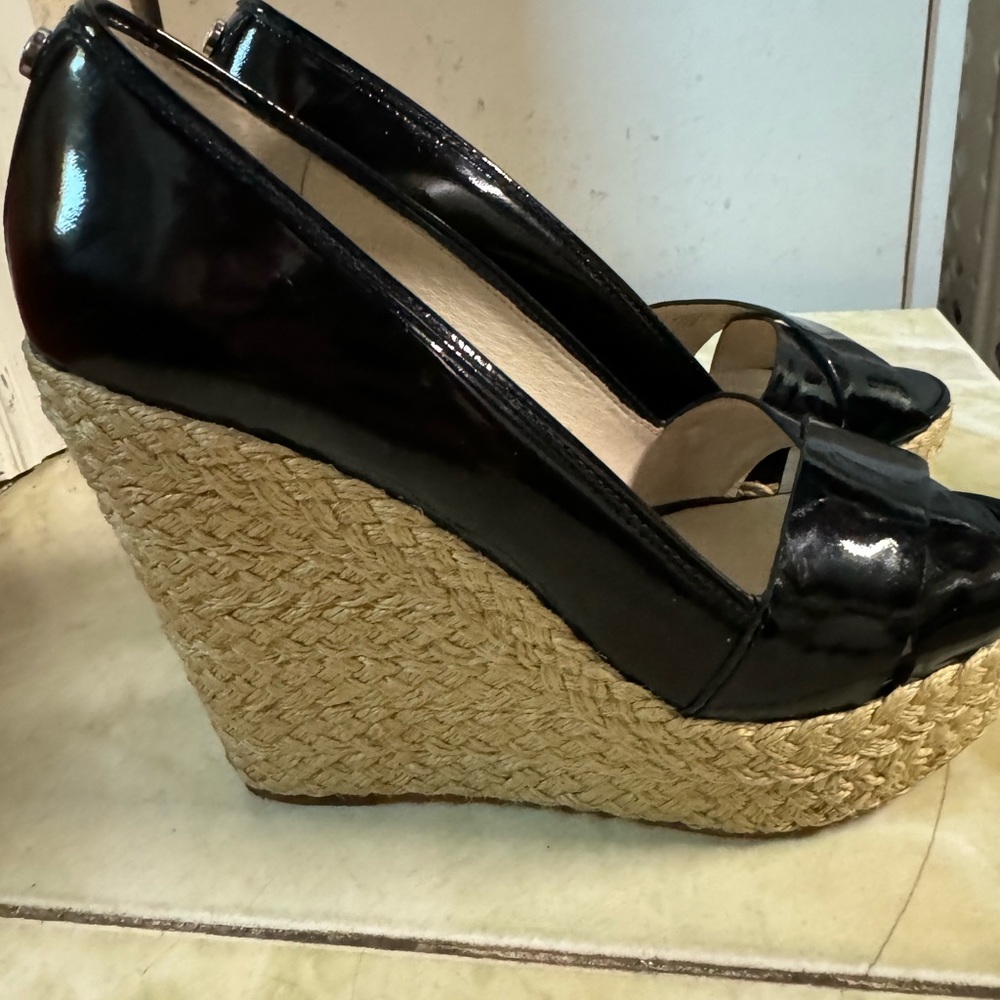 Womens MICHAEL MICHAEL KORS black patern leather open toe wedges sz. 7M